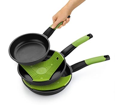 BRA Prior Set de 3 Sartenes, 20-24-28 cm, Aluminio Fundido Antiadherente, con Dos Salvamanteles Safe Verdes, Aptas para Todo Tipo de Cocinas Incluida Inducción